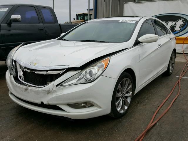 5NPEC4AB8CH394181 - 2012 HYUNDAI SONATA SE WHITE photo 2