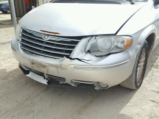 2C8GP64L85R512571 - 2005 CHRYSLER TOWN & COU SILVER photo 10