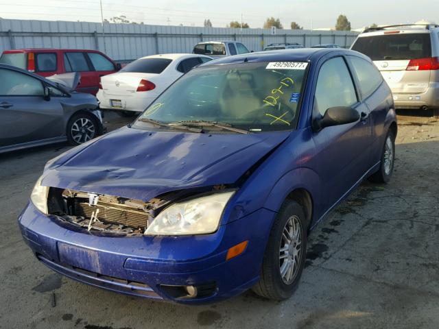 3FAHP31N15R105900 - 2005 FORD FOCUS ZX3 BLUE photo 2