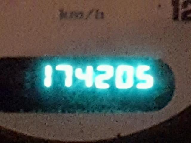 2C4GP34382R703774 - 2002 CHRYSLER TOWN & COU SILVER photo 8