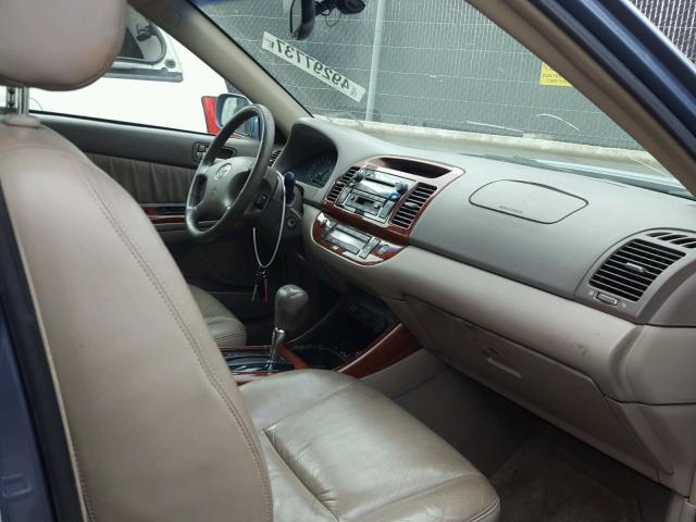 4T1BF30K52U525184 - 2002 TOYOTA CAMRY LE ლურჯი ფოტო 5