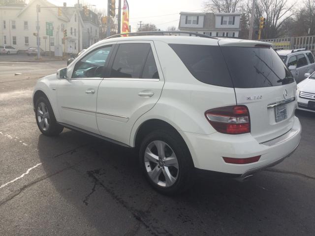 4JGBB2FB5BA638857 - 2011 MERCEDES-BENZ ML 350 BLU WHITE photo 3