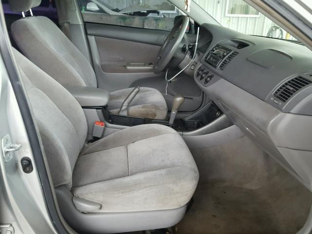4T1BE32K74U833881 - 2004 TOYOTA CAMRY LE 银色 照片 5