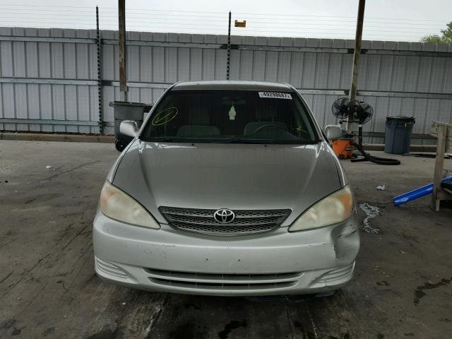 4T1BE32K74U833881 - 2004 TOYOTA CAMRY LE 银色 照片 9