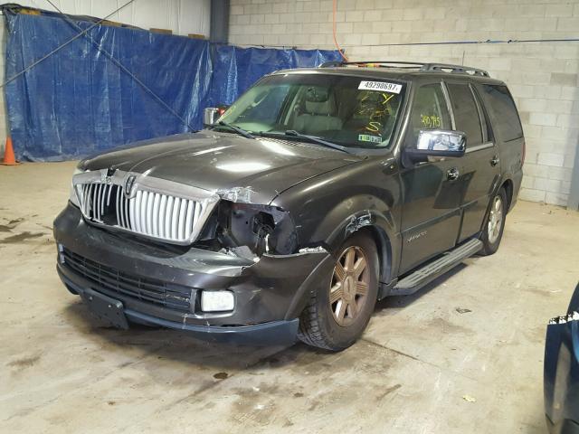 5LMFU28505LJ15173 - 2005 LINCOLN NAVIGATOR GRAY photo 2