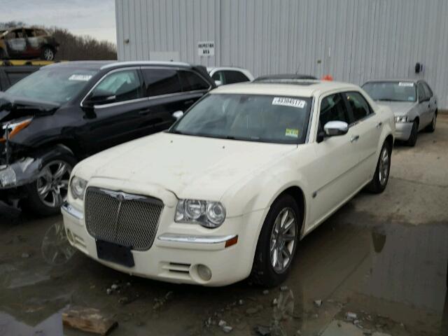 2C3AA63H75H546307 - 2005 CHRYSLER 300C WHITE photo 2