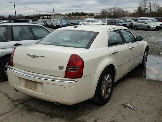 2C3AA63H75H546307 - 2005 CHRYSLER 300C WHITE photo 4