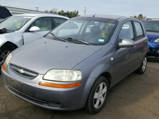 KL1TD66686B669752 - 2006 CHEVROLET AVEO BASE GRAY photo 2