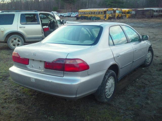 1HGCG6652XA087792 - 1999 HONDA ACCORD LX SILVER photo 4