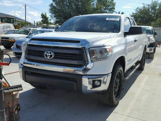 5TFRM5F11EX073210 - 2014 TOYOTA TUNDRA DOU WHITE photo 2