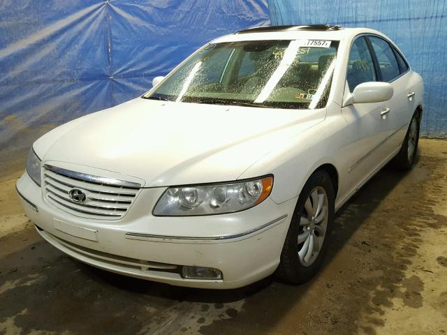 KMHFC46F66A134174 - 2006 HYUNDAI AZERA SE WHITE photo 2