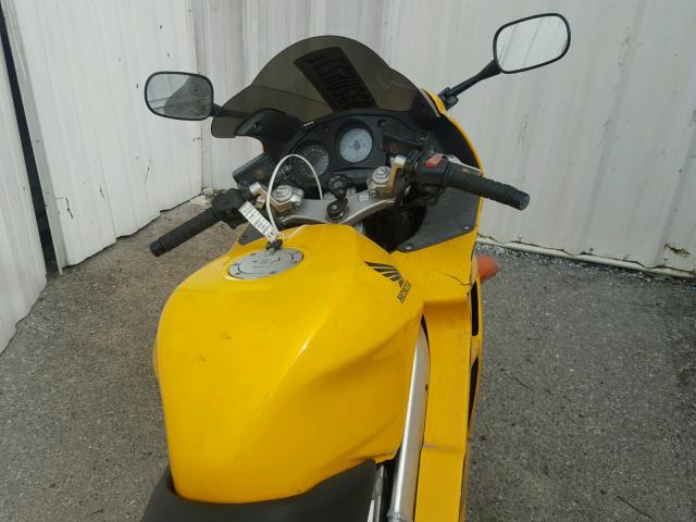 JH2RC4606YM200342 - 2000 HONDA VFR800 F1 YELLOW photo 5