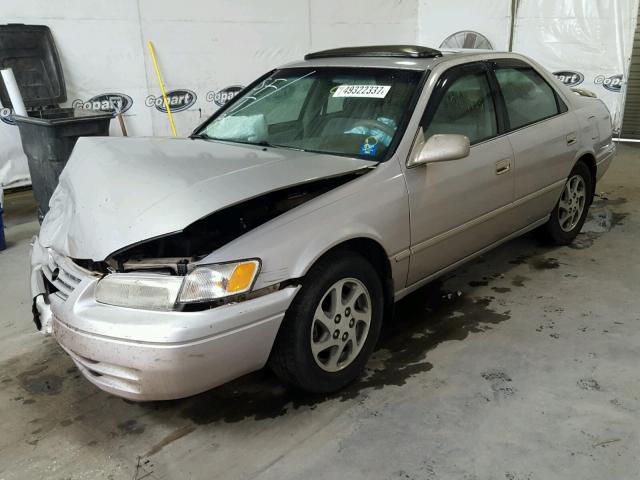 4T1BF28K9WU041846 - 1998 TOYOTA CAMRY CE SILVER photo 2