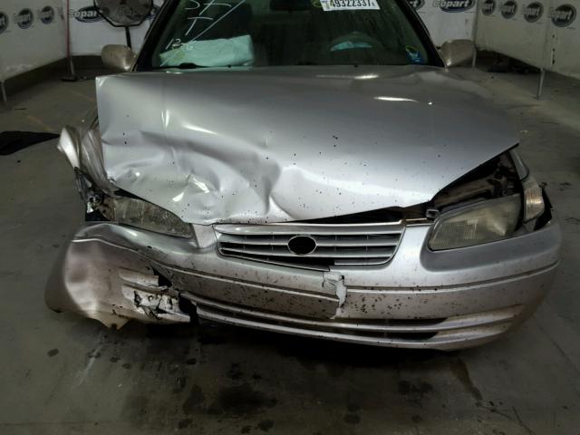 4T1BF28K9WU041846 - 1998 TOYOTA CAMRY CE SILVER photo 7