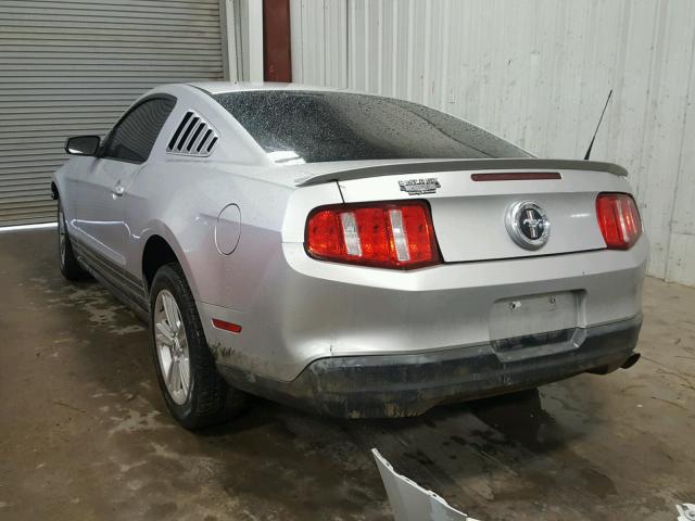 1ZVBP8AN7A5140321 - 2010 FORD MUSTANG SILVER photo 3