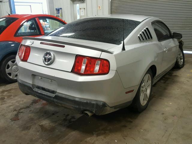 1ZVBP8AN7A5140321 - 2010 FORD MUSTANG SILVER photo 4