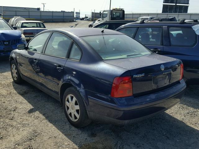 WVWMA23B5YP346409 - 2000 VOLKSWAGEN PASSAT GLS BLUE photo 3