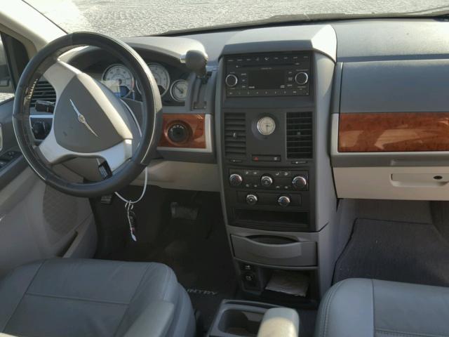 2A8HR54PX8R799292 - 2008 CHRYSLER TOWN & COU RED photo 9