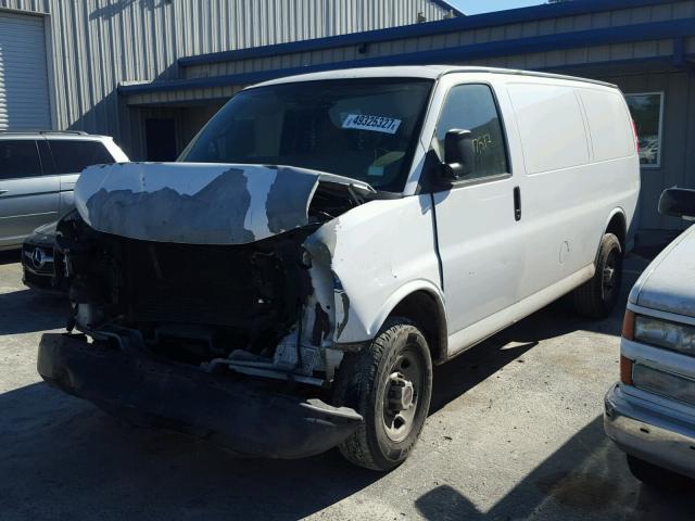 1GTGG25V371147699 - 2007 GMC SAVANA G25 WHITE photo 2