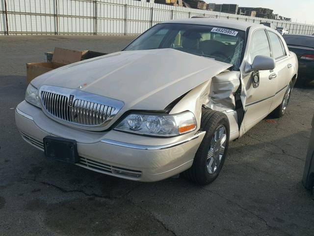 1LNHM83W43Y630949 - 2003 LINCOLN TOWN CAR C BEIGE photo 2