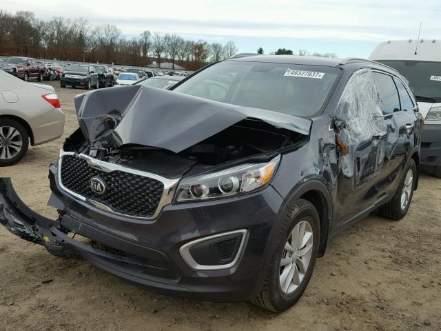 5XYPG4A36HG270740 - 2017 KIA SORENTO LX GRAY photo 2