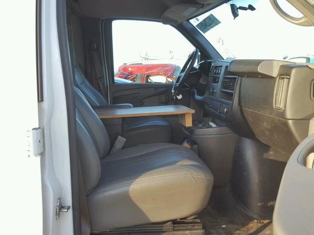 1GCWGFCFXF1143596 - 2015 CHEVROLET EXPRESS G2 WHITE photo 5