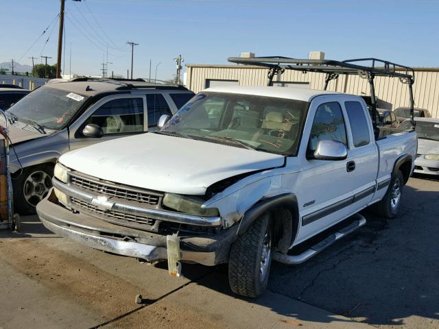 2GCEC19V421408106 - 2002 CHEVROLET SILVERADO WHITE photo 2