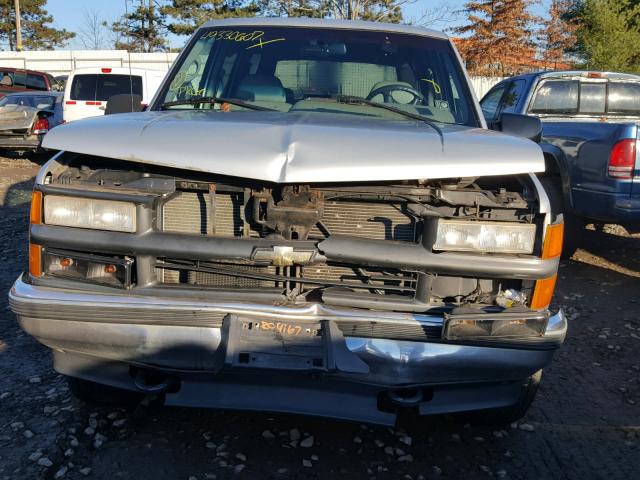 1GNEK13R4TJ313459 - 1996 CHEVROLET TAHOE K150 SILVER photo 9