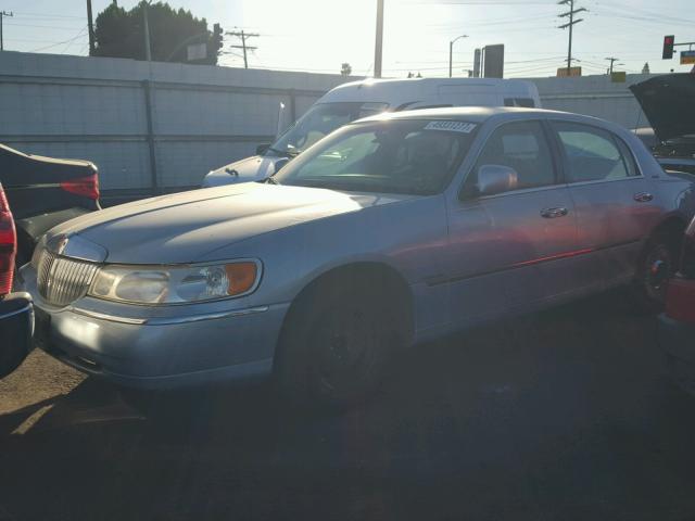 1LNFM81W8WY641631 - 1998 LINCOLN TOWN CAR E BLUE photo 2