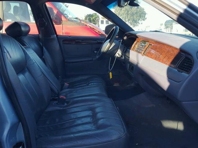 1LNFM81W8WY641631 - 1998 LINCOLN TOWN CAR E BLUE photo 5