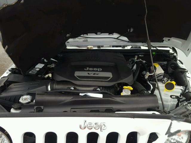 1C4BJWFG0GL230224 - 2016 JEEP WRANGLER U WHITE photo 7