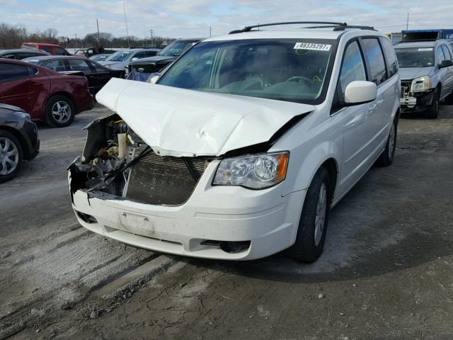 2A8HR54P68R128654 - 2008 CHRYSLER TOWN & COU WHITE photo 2