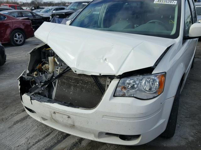 2A8HR54P68R128654 - 2008 CHRYSLER TOWN & COU WHITE photo 9