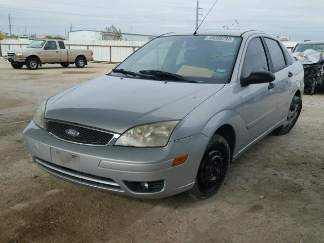 1FAHP34N55W237180 - 2005 FORD FOCUS ZX4 SILVER photo 2