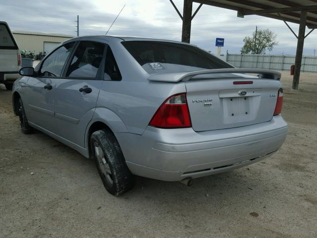 1FAHP34N55W237180 - 2005 FORD FOCUS ZX4 SILVER photo 3