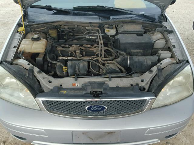 1FAHP34N55W237180 - 2005 FORD FOCUS ZX4 SILVER photo 7