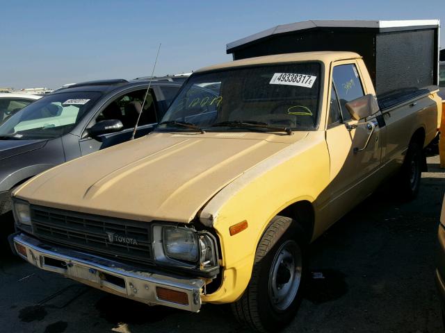 JT4RN44DXD1109479 - 1983 TOYOTA PICKUP 1/2 YELLOW photo 2