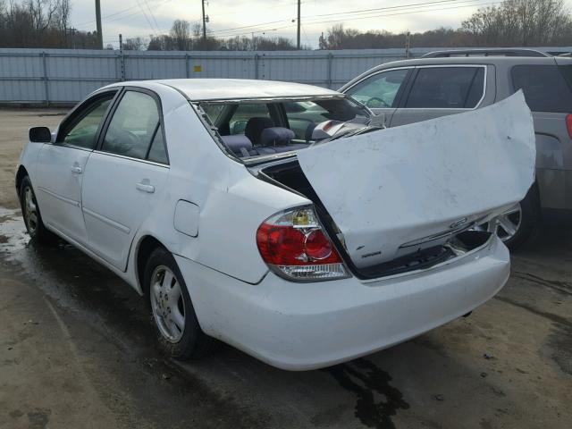 4T1BE32K55U639447 - 2005 TOYOTA CAMRY LE WHITE photo 3