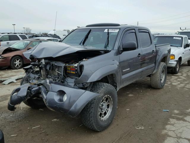 3TMLU42N59M033989 - 2009 TOYOTA TACOMA DOU GRAY photo 2