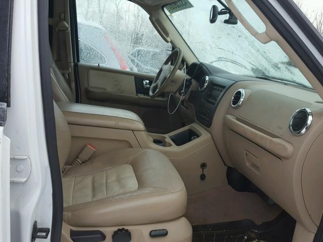 1FMFU17595LA22652 - 2005 FORD EXPEDITION WHITE photo 5