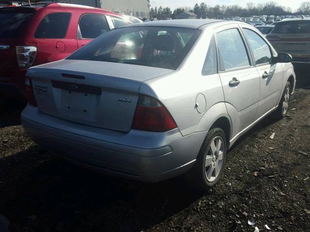 1FAFP34N46W255890 - 2006 FORD FOCUS ZX4 SILVER photo 4