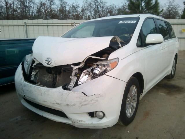 5TDYK3DC0BS028920 - 2011 TOYOTA SIENNA XLE WHITE photo 2