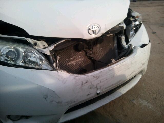 5TDYK3DC0BS028920 - 2011 TOYOTA SIENNA XLE WHITE photo 9