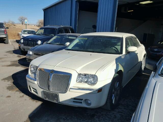 2C3KA33G68H139416 - 2008 CHRYSLER 300 LIMITE WHITE photo 2