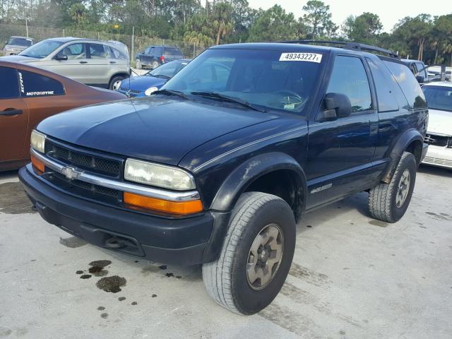 1GNCT18W62K154178 - 2002 CHEVROLET BLAZER BLACK photo 2