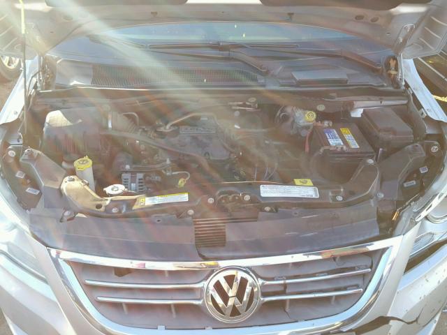 2V4RW3D13AR294646 - 2010 VOLKSWAGEN ROUTAN SE SILVER photo 7