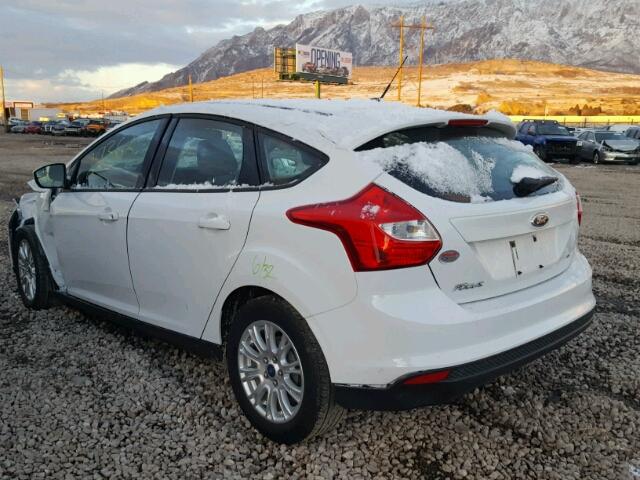 1FAHP3K2XCL169028 - 2012 FORD FOCUS SE WHITE photo 3