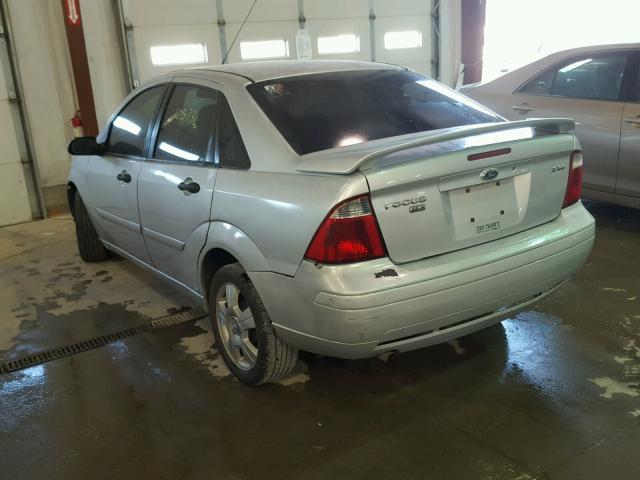 1FAFP34N55W315853 - 2005 FORD FOCUS ZX4 SILVER photo 3