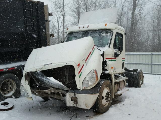1FUBGDDV9CSBD6239 - 2012 FREIGHTLINER CASCADIA 1 WHITE photo 2