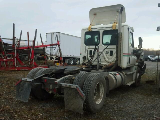 1FUBGDDV9CSBD6239 - 2012 FREIGHTLINER CASCADIA 1 WHITE photo 4